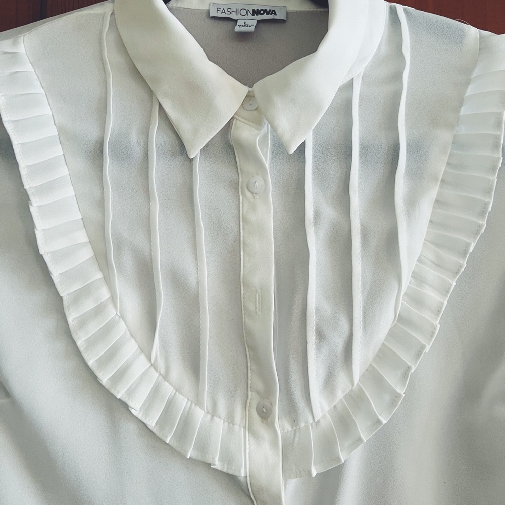 ❌ S O L D ❌
White Bibbed Collar Blouse